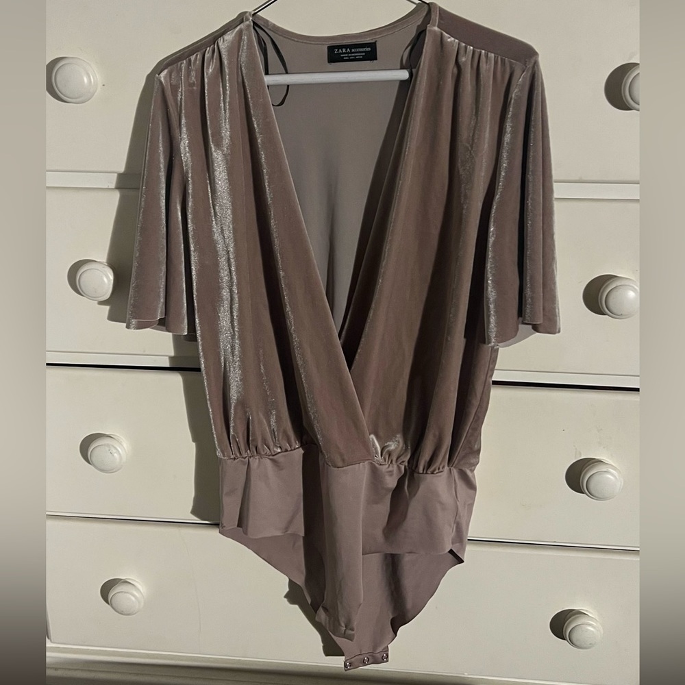 NWOT Zara champagne/silver short sleeved velvet wrap bodysuit - Picture 10 of 12